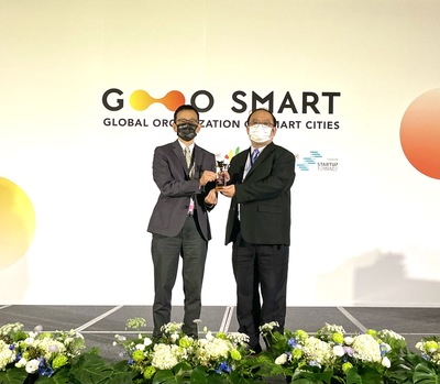 圖一、研考會資訊中心主任受獎照片