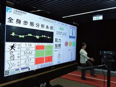 用AI自動辨識樂齡者行經智慧地墊時的走路步伐大小、身體平衡感