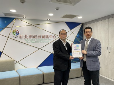 全台首座電腦教室安淨標章認證，由新北市資訊中心主任陳富添代表接受台灣室內環境品質管理協會理事長鄭仁雄頒發認證標章。