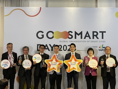 臺北市長蔣萬安(右三)、臺北市政府資訊局長趙式隆(右四)與五位GO SMART優勝代表合影