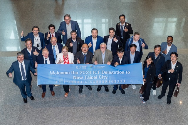 Representatives from Canada, Spain, the Netherlands, Vietnam and other international cities took a group photo.