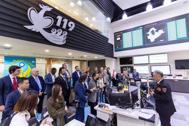 The ICF delegations went to the New Taipei City Fire Department's Disaster and Emergency Command Center to inspect the intelligent technology rescue applications.