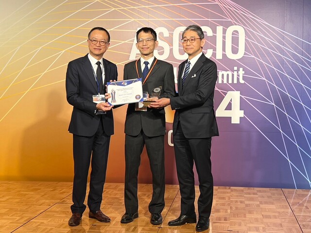 Image 1：New Taipei City Government attended the ASOCIO 2024 DX Award ceremony, where the award was jointly presented by Dr. Brian Shen (left), Chairman of ASOCIO, and Tetsuya Fukunaga (right), Chairman of JISA. Tsai Yi-Jinn (center), Chief of Information Manegement Center accepted the award on behalf of the city.