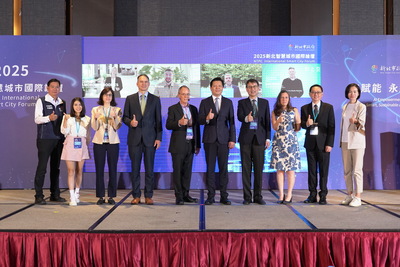 圖四：2025新北智慧城市國際論壇邀請國外城市代表以影片分享城市智慧智理經驗，包含美國都柏林市長Chris Amorose Groomes（螢幕左一）、立陶宛維爾紐斯市副市長Vytautas Mitalas（螢幕左二、西班牙拉斯羅薩斯市副市長José Cabrera（螢幕左三）、巴西古里提巴市經濟發展與創新局執行長Dario Paixão（螢幕左四）