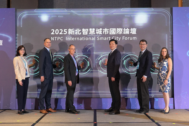 Photo 3: Opening of the 2025 NTPC International Smart City Forum on the 22nd, joined by Deputy Mayor Chu Ti-Chih (3rd right), ICF Co-founder Robert Bell (3rd left), Executive Yuan Office of Energy and Carbon Reduction Deputy Executive Officer Lin Tzu-Luen (2nd right), Lithuanian Trade Representative Office Representative Paulius Lukauskas (2nd left), Israel Economic and Cultural Office Representative Maya Yehudit Yaron (far right), and Hungarian Trade Office Head of Administration Blanka Kovács (far left).