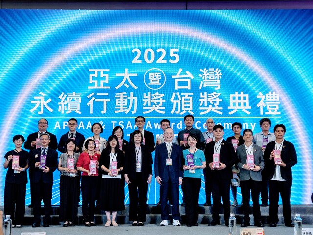 Figure 2: Group photo of New Taipei City Information Management Center Director Chen, Fu-Tien (backrow far left) and other winners.
