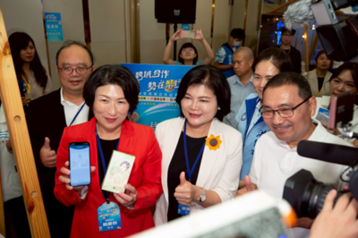 圖5：臺東縣長與新北特色攤商互動，親自示範城市幣跨域支付體驗。