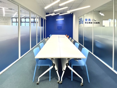 寶高數位基地內提供可供12人與會的會議室。