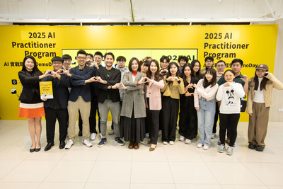 首屆「AI實戰職涯營 Demo Day」圓滿落幕，20位學員與產業評審合影，展現青年AI實作成果。