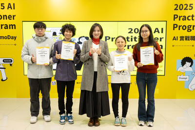 新北市青年局長頒發結業證書，肯定學員完成3個月AI實戰培訓。