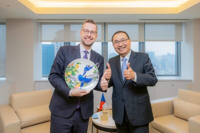 捷克代表（左）對台灣藍鵲情有獨鍾，侯市長特別致贈藍鵲轉寫盤給代表