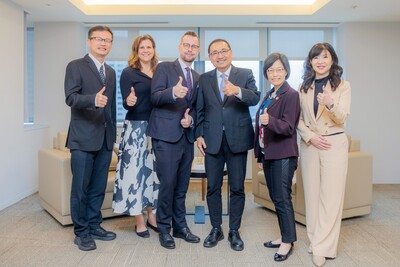 拜會結束後進行大合照