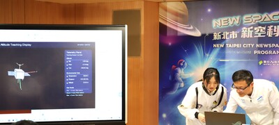 教育局長和學生在記者會現場體驗小衛星互動
