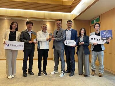 新北青創基地成績亮眼。今市政會議上由新北市青年局長邱兆梅率隊向侯市長獻獎，展現3組新北新創團隊的創新實力。