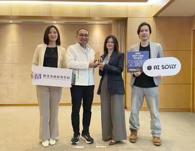 宇宙製造股份有限公司宇宙製造獲HolonIQ「Taiwan EdTech 50」，曾怡璇執行長(右二)向侯市長分享亮眼成績。