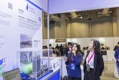 旭鴻智能於「2026智慧城市展暨淨零城市展」說明團隊技術服務(圖左為旭鴻智能業務經理俞冠如)