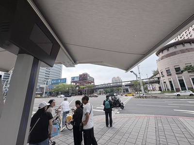 遮陽傘展開直徑約5公尺，收納後僅約60公分，並採用太陽能供電