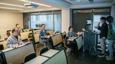 新北市政府資訊中心陳富添主任(左1)親自面談參賽選手，深入了解團隊的 AI 應用構想與實作方向。