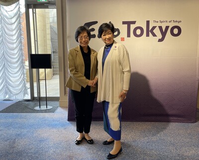 祝處長(左)在G-Nets會場與東京都知事小池百合子合影