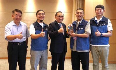 新北市「建築執照AI輔助審查系統」獲得2026智慧城市創新應用獎，工務局長馮兆麟(左一)率領得獎同仁獻獎予侯友宜市長(左三)，共享榮耀