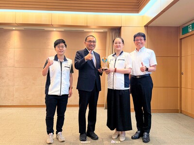 環保局長程大維(右1)於市政會議獻獎，與市長侯友宜分享榮耀