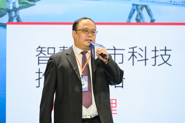 Figure 1: Chen Fu-Tien, Director of the Information Management Center of the New Taipei City Government, provides an in-depth analysis of New Taipei City's forward-looking plans for 