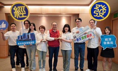 今(8)日新北市經發局盛筱蓉局長(右四)率領團隊，在市政會議上將這份榮耀獻給市長侯友宜(右五)，與市府團隊共享喜悅。
