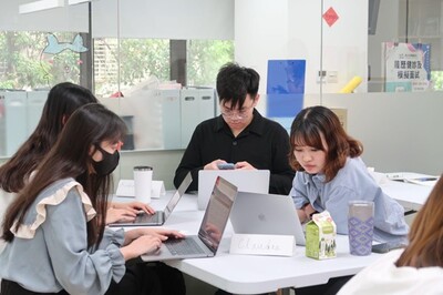 第九屆互聯網大學全面導入「AI 通識與實戰工作坊」，透過高強度的專案協作與業師指導，助青年無縫接軌職場。