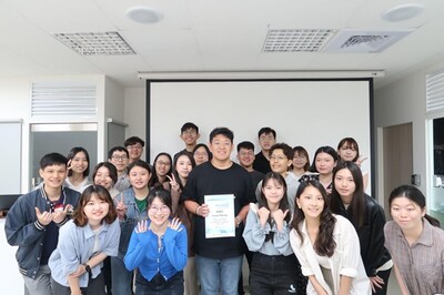 新北市青年局與 XChange 舉辦「第九屆互聯網大學」，提供超過100 名青年免費培訓機會(圖為歷屆學員活動合影)。