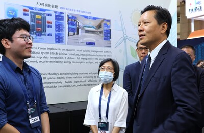 朱惕之副市長(右一)逐一參觀各主題展區，也聽取市府同仁解說智慧建築管理平台的運作。