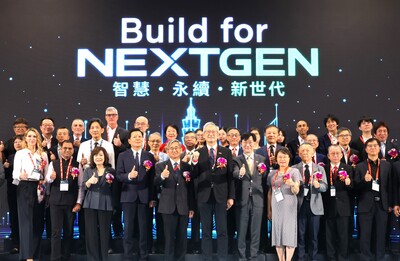 朱惕之副市長(第一排左四)出席「2026 Build for NextGen國際永續智慧建築暨智慧建材展」開幕儀式，與國內外貴賓及參展廠商一起合照。