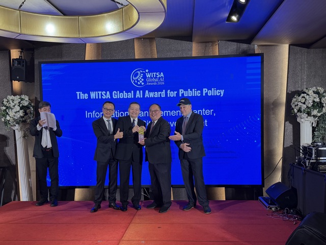 Chen Fu-Tien (second right), Director of the Information Center, represents New Taipei City at the 2026 WITSA Global AI Award ceremony to receive the award.