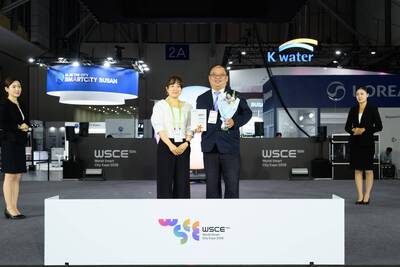 新北市政府出席韓國「WSCE 2026世界智慧城市博覽會暨頒獎典禮」，由世界智慧城市博覽會秘書長金伶仁(左)頒獎，資訊中心主任陳富添(右)代表領獎。