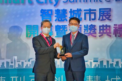 新北市政府由陳副市長純敬代表領取「2022智慧城市創新應用獎」