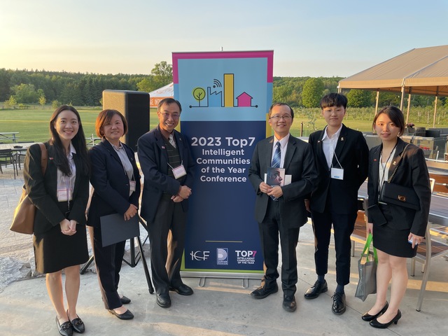 A group photo of the delegation from New Taipei City and Chi-Cheng Chu (the third on the right), Chief Information Officer of Regional Municipality of Durham