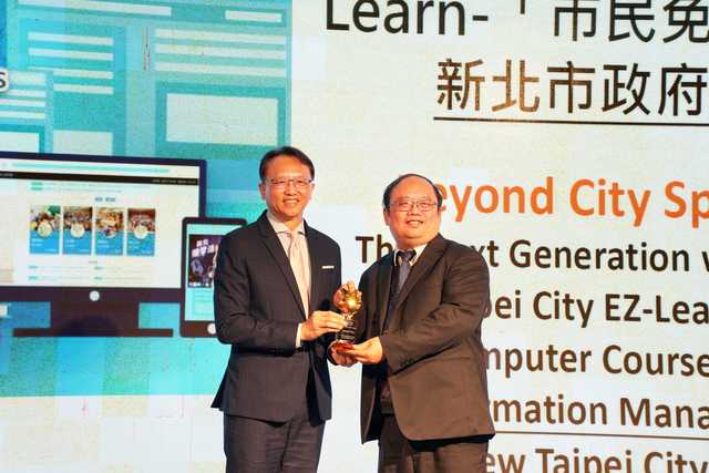 At the 2024 GO SMART Award Ceremony, Jason Chen (left), President of the Taiwan Smart City Solutions Alliance (TSSA), presents an award to Chen Fu-Tien (right), Director of the Information Management Center, representing New Taipei City Government. 