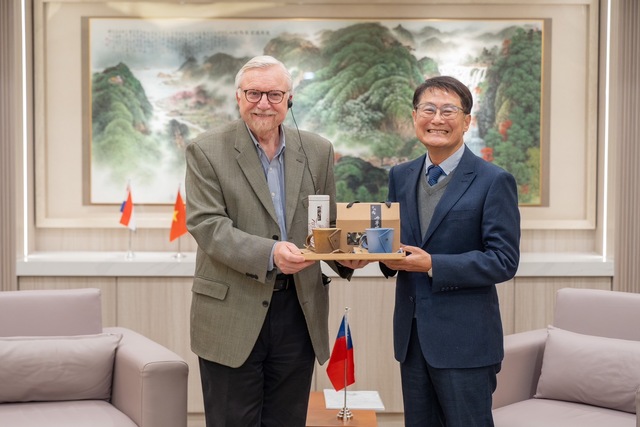 The Deputy Mayor of New Taipei City, Chen Chwen-Jing presented the denim ceramic cups that are specially made using AI technology, as the exchanging souvenir for ICF Chairman John G. Jung.