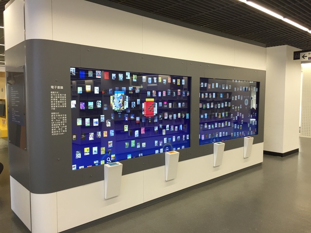 【圖2】說明：透過行動載具讀取牆面的QR Code進行借閱