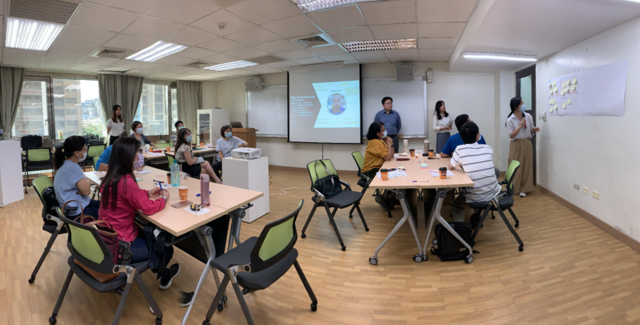 圖1設計思考工作坊，同仁發表服務設計原型