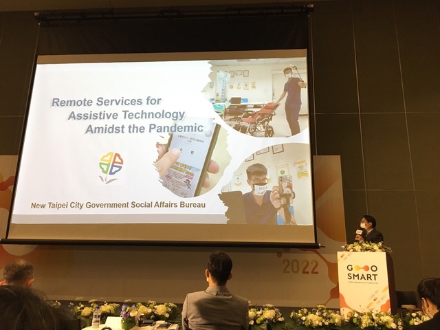 新北市輔具中心主任楊忠一在會場報告++將專案經驗成果分享與全球