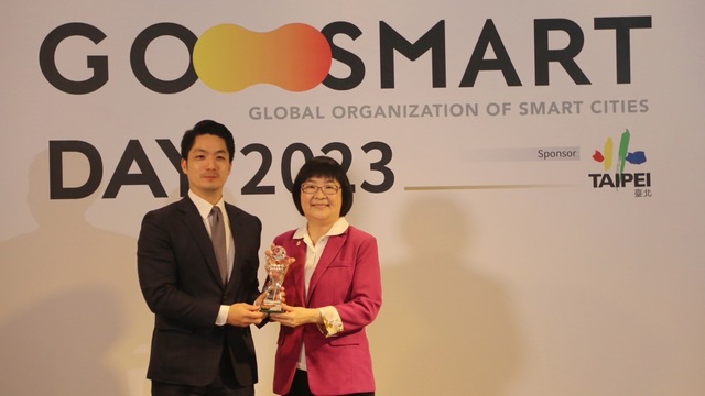 全球智慧城市聯盟主席蔣萬安頒贈2023+GO+SMART+Award+專案優勝獎給新北市++由社會局長張錦麗代表受贈