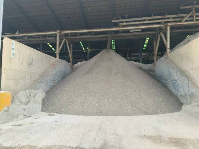 焚化底渣經過再利用製程產出焚化再生粒料