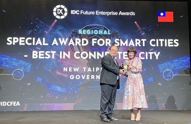 新北市以「5G智慧共桿」榮獲亞太區「2023年IDC未來企業大獎」之「智慧城市類別－最佳互連城市獎」，由IDC亞太區群副總裁/總經理Sandra Ng(右)頒獎。
