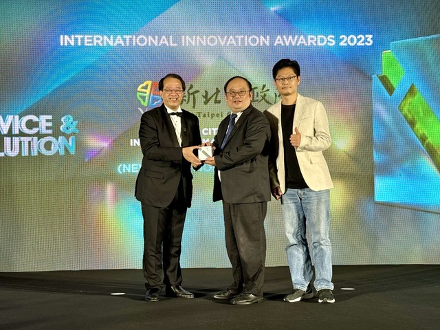新北市政府出席「2023 IIA國際創新獎頒獎典禮」，由亞洲企業商會總裁Richard Tsang(左)頒獎，資訊中心陳富添主任(右2)代表領獎。
