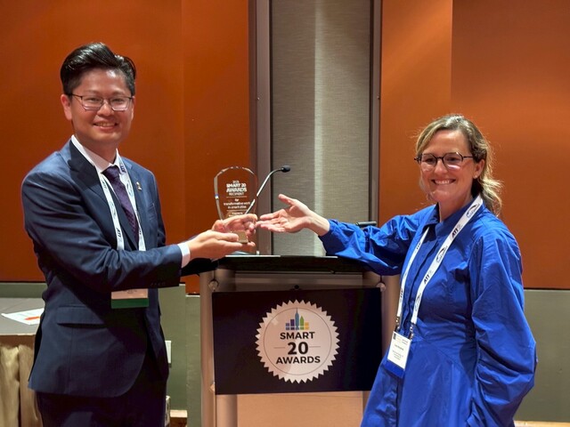 Photo 1: Representative Tang Shih-Jie, Chief of the Information Management Center, receives the award at the 2025 Smart 20 Awards Ceremony.