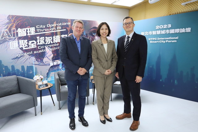 From left to right, Roland Rudorfer, Director of the Austrian Office in Taipei; Derry McDonell, Deputy Director of Trade and Investment at Canadian Trade Office in Taipei ; Mavis Hsu, Partner of Deloitte and Touche , engaged in 